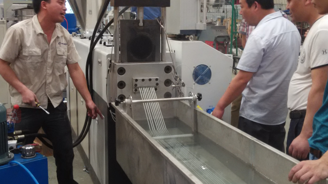 Einzelne Schraube 100kg/H gab PVC Pelletisierungs-Maschinen-Extruder aus 1