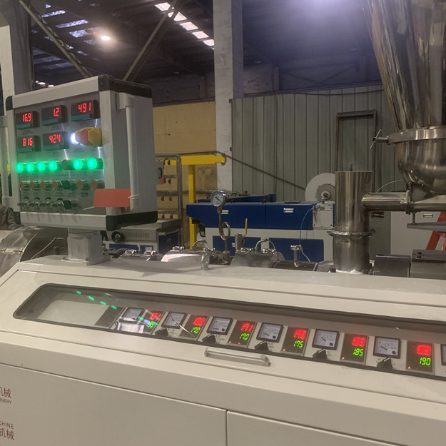 Zweistufige Plastik-PVC Pelletisierungs-Linie 600kgs/H für das Granulieren von aufbereiteten Materialien 3