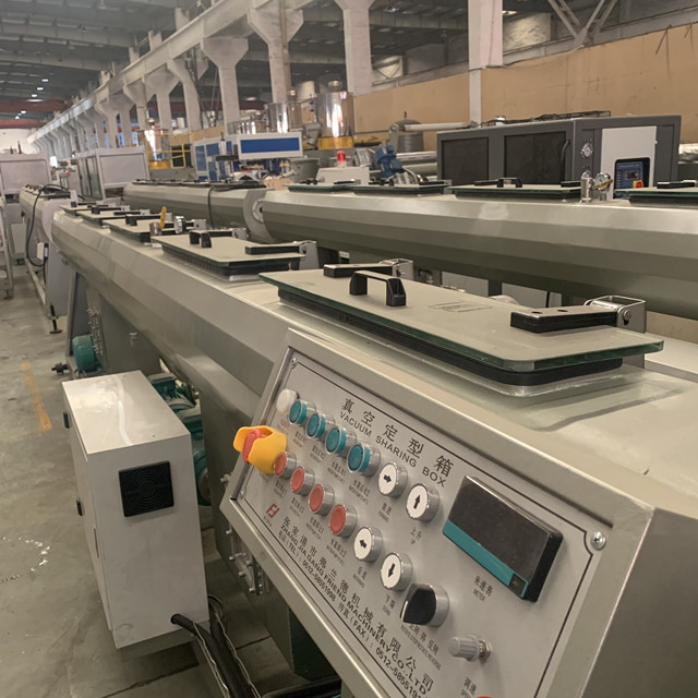 Polyäthylen-Rohr-Fertigungsstraße PLC 630mm PPR staubsaugen die Formung 2