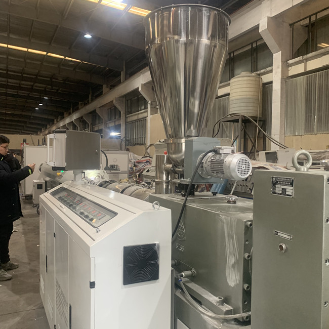 PVC pulverisieren elektrische Wasser-Kunststoffrohr-Maschine 6m/Min 1